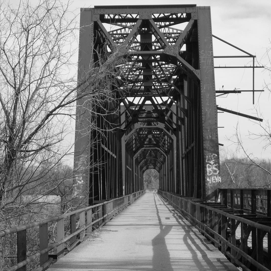 Black and white photo of a bridge